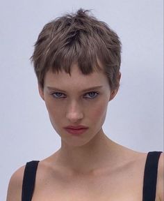 Mama Hair, Pixie Haircut Styles, Girls Short Haircuts, Woman Hair, Cool Short Hairstyles, Short Sassy Hair, Super Short Hair