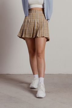 Mini Skirt Brown Outfit, Brown Skirt Summer Outfit, Trendy Mini Skirt Outfits, Cute Short Skirt Outfits, How To Style A Short Skirt, Casual Mini Pleated Skirt, Outfits With Short Skirts, Pleated Short Skirt Outfit, Brown Plaid Pleated Skirt Outfit