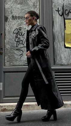 Leather Trench Street Style, Long Black Leather Trench Coat Outfit, Leather Coat Outfit 90s, Leather Trench Coat Street Style, Black Leather Trench Coat Outfit, Leather Trench Coat Outfit, Trench Coat Outfit Winter, Trench Coat Street Style