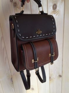 Eu fiz esse script para eu poder ir a DR, mas podem usar como modelo … #aventura # Aventura # amreading # books # wattpad Rucksack Pattern, Bee Vintage, Anting Manik, Vintage Leather Backpack, Drawing Fashion, Backpack Fashion, Leather Backpacks, Vintage Backpacks, Rucksack Backpack