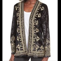 4si3nna Velvet Aplique Black And Gold Jacket Size Xs New With Tag Features Soft Velvet Embroidered Gold Design Long Bell Sleeves Approx Measurement Length 26” Black Patagonia Jacket, Black And Gold Jacket, Velvet Applique, Applique Jacket, Patagonia Fleece Jacket, Black Faux Fur Jacket, Cropped Moto Jacket, Gold Jacket, Coat Trends