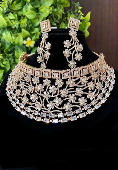 Royal and gorgeous necklace with high quality stones and intricate handwork design is the perfect statement piece for any look! Grab this beautiful choker for a wedding reception or any glam event! Diamond Choker Indian, Handwork Design, Latest Necklace Design, Bridal Jewellery Online, Pakistani Bridal Jewelry, Jewelry Rose Gold, Beautiful Chokers, Bridal Choker, Indian Wedding Reception