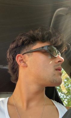 Beginner Mullet Haircut Men, Nice Mullet Hairstyle Mens, Modern Low Fade Haircut, Natural Mullet Men, Modern Muller Men, Men Short Mullet Hairstyle, Temple Fade Mullet, Modern Mullet Taper Fade