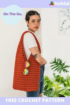 a woman holding a crochet bag with the text on the go, free crochet pattern