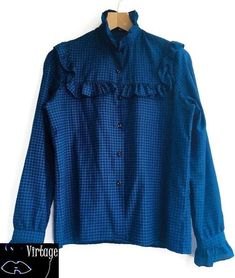 blouse Edwardian style ruffled collar checkered blue black siZe 38 Color Medium blue , black Condition good Indian Summer Dress, 80s Blouse, Vintage Dress 70s, 80s Sweater, Edwardian Dress, Edwardian Style, Boy George, Ruffled Collar, Edwardian Fashion