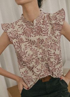 Women's casual printed blouse | CARINA | CHERUBINA Creative Outfits, Envy Clothing, Farm Clothes, Diy Fashion Clothing, Printed Sleeveless Blouse, Estilo Preppy, Blouse Sleeveless, Causual Outfits, Spring Summer Collection