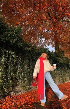 Red Scarf Outfit, Stile Blair Waldorf, Adrette Outfits, Comfy Fall Outfits, Scarf Outfit, Red Scarf, Outfits Spring, Fall Fits