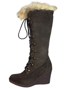 DESCRIPCION: Women's Suede Leather/Fox Fur Wedge Winter Boots 'Bearpaw' ID: 7133 Tipo: Botas de Invierno Estilo: de Cuña Marca: Bearpaw Material: Piel Gamuza/Pelo de Zorro Forro: Lana Plantilla: Piel Borrego Tubo: 12" Alto Corrida USA: 5 - 10 Horma: Casual Suela: Hule Punta: Redonda Nota: La venta es final. No se aceptan cambios o devoluciones en este producto. Wedge Snow Boots, Hair Wedge, Wedge Winter Boots, Fur Winter Boots, Lace Up Wedge Boots, Plus Size Boots, Rodeo Boots, Winter Boots For Women, Fox Hair