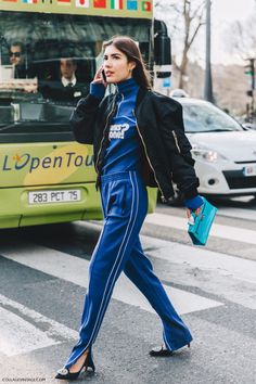 15 x 20 Sporty Street Style, Street Style 2016, Walking Down The Street, Blazer Casual, Athleisure Trend, Style Sportif, Looks Street Style, Jacket Outfit, Women Street