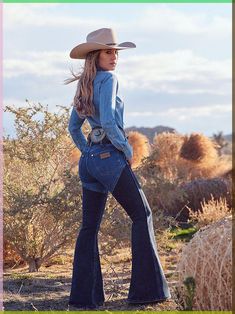 Tiktok Makeup Transformation Western Bell Bottom Outfit, 70s Western Fashion, Western Fashion For Women, Western Cowgirl Outfits, Western Barbie, Western Chic Fashion, Western Chaps, Chaps Jeans, Jean Shirt Dress