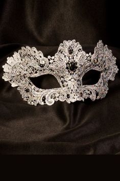 Macramé Macramé authentic venetian mask in papier mache. Handcrafted according to the original Venice carnival tradition. Manifactured in Venice by the famous venetian masters. Each item is provided with certificate of authenticity. Mask Dimensions Width: 19 cm Height: 9,5 cm Depth: 9 cm Royal Ball Gowns, Masquerade Ball Masks, Venice Mask, Ball Mask, Venice Carnival, Venetian Masks, Halloween Crochet Patterns, White Mask, Venetian Mask