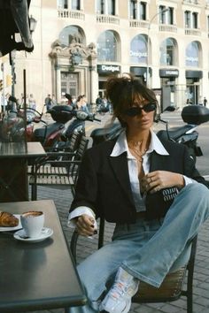 City Style Fashion, Street Style Photoshoot, Street Fashion Photoshoot, Pose Fotografi, Street Style Parisian, Chique Outfits, Paris Mode, Paris Outfits, Looks Street Style