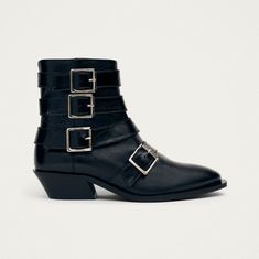 Botines de cuero negro adornados con hebillas
¿No estás segura si te sientes más como una Cowgirl o una Amazona? Aquí tienes el compromiso perfecto. Confeccionados en cuero negro, los botines Eras son la versión corta de los Ryder, en punta, con tacón estilo cowboy y hebillas plateadas típicas de una bota de montar. Edgy Boots With Metal Pin Buckle For Fall, Edgy Fall Boots With Metal Pin Buckle, Chic Low Heel Boots With Buckle Closure, Leather Mid-calf Boots With Buckle Closure And Pointed Toe, Western Moto Boots With Buckle Closure For Winter, Western Boots With Buckle Closure And Pointed Toe, Fall Moto Boots With Buckle Closure And Low Heel, Fall Moto Ankle Boots With Buckle Closure, Fall Moto Ankle Boots With Buckle