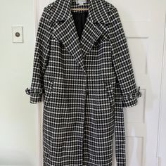 Noize Francie Overcoat Xl Barely Worn Houndstooth White, Green And Black Pattern. Features Slat Pockets, Buckles On Each Sleeve And A Belt. 2 Snap Buttons And 1 Regular Larger Button Inside At The Base Of The Lapels. Measures 24 Inches Flat At The Bust, 45.5 From Top Inside Of Collar To Bottom Edge Of Hem. Sleeves Measure 2 Niches From Shoulder Hem To Edge Of Cuff. From A Pet And Smoke Free Home, As With All Of My Listings. Houndstooth Long Coat For Fall, Plaid Winter Outerwear For Work, Winter Plaid Outerwear For Work, Plaid Outerwear For Workwear In Winter, Long Houndstooth Coat For Fall, Chic Houndstooth Long Sleeve Outerwear, Plaid Long Coat For Workwear, Plaid Long Coat For Work, Spring Plaid Outerwear For Office