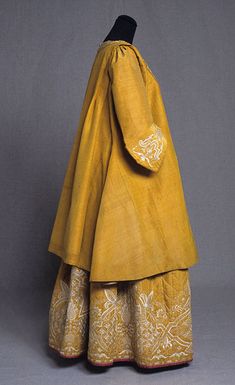 Embroidered Robe Volante Wedding Ensemble, ca. 1740-50 Quilted Petticoat, 18th Century Women, Linen Embroidery, Embroidered Robes, Embroidery Quilting