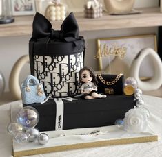 Golden Birthday Cakes, Chanel Cake, Cake Designs For Girl, Special Birthday Cakes, Fondant Cake Designs, Luxury Cake, Beautiful Cake Designs, Make Up Cake, Elegant Birthday Cakes