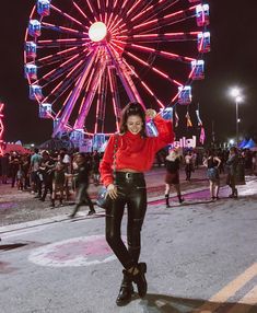 Look Victória Rocha, Lollapalooza, 2018, Moletom vermelho, cropped, calça de couro preta, coturno preta, bolsa, looks famosas, blogueiras, festival Rio Photos, Wheel In The Sky, Book Festival, Look Rock, Music Festival Outfit, Punk Vintage, Rock Outfits