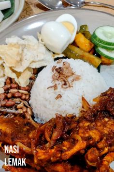 Read our guide to where and what to eat in Singapore before you travel! Photo- Singaporean nasi lemak Singaporean Food, Nyonya Food, Wonton Noodles, Pork Soup, Fried Ice Cream, Nasi Lemak, Food Court, Travel Photo