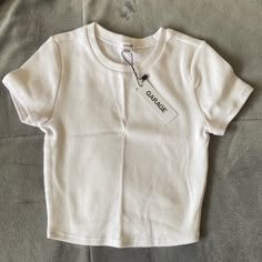 New With Tags Size Xs Basic White Cropped T Shirt Brand: Garage Clothing Cute White Crop Tops, Garage Tops Clothing, Basic Tees Women, Garage Clothes, Basic White Shirt, Cute White Shirts, Baggy Jeans For Women, Linen Style Fashion, Underground Clothing