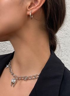 La simplicité est la meilleure déclaration de style. Et c’est exactement ce que vous allez réaliser avec ces adorables créoles simples en argent. Fabriqué en argent sterling, c'est un classique intemporel que chaque fille doit avoir. Une façon simple mais très élégante de faire ressortir votre look de tous les jours, ces boucles d'oreilles sont un incontournable. Achetez-les maintenant, avant qu'ils ne soient en rupture de stock, car ils sont toujours très demandés.



Matériels: Laiton rhodié En Route Jewelry, Accessories Simple, Simple Hoop Earrings, Cherry Earrings, Best Style, Trendy Earrings, Silver Accessories, Silver Pieces, Style Statement