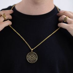 Este es un collar Kali Yantra, una joyería hecha a mano. Este collar unisex es el regalo perfecto para él y para ella en cualquier época del año Sumérgete en el poderoso mundo espiritual de Kali con nuestro collar Kali Yantra hecho a mano. Este exquisito collar rinde homenaje a la deidad hindú Kali, la máxima encarnación de la energía y la transformación femenina. Cada vez que lo uses, sentirás su presencia divina y conectarás con tu propio poder interior. Te ofrecemos la oportunidad de personalizar tu collar Kali Yantra. Puede elegir entre una variedad de materiales de alta calidad para el colgante, como plata esterlina y bronce antiguo, lo que le permitirá encontrar el material perfecto que se alinee con su estilo personal y refleje la esencia de la diosa Kali. Además, tienes la libertad Spiritual Medallion Necklace With Adjustable Chain As Gift, Spiritual Brass Jewelry With Coin Pendant, Spiritual Brass Coin Pendant Jewelry, Brass Medallion Necklace For Rituals, Spiritual Jewelry With Large Pendant, Symbolic Pendant Necklace For Rituals, Brass Amulet Jewelry For Rituals, Spiritual Medallion Locket Necklace As Gift, Spiritual Medallion Locket Necklace For Gift