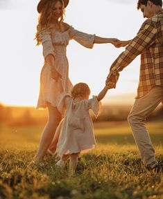 Family Of 3 Field Photoshoot, Boho Family Of 3 Photoshoot, Family Playing Outside, Park Photoshoot Family, Horse Family Pictures, Romantic Family Photos, Fall Photos Mom And Son, Family Fall Outdoor Photoshoot, Family Photos On Bench