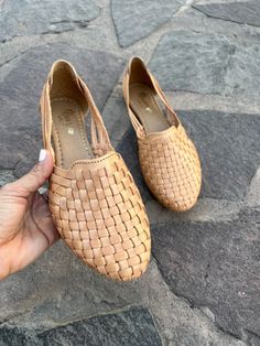 The huarache has stood out as a typical garment of the Mexican people. Its origin dates back to pre-Hispanic times. Beautiful handmade Mexican huarache, made 100% by hand, by Mexican artisans, who weave the leather strips with their delicate hands, giving each huarache a unique detail. ♦-♦-♦-♦-♦-♦-♦-♦-♦-♦-♦-♦-♦-♦-♦-♦-♦ IMPORTANT INFORMATION: *SIZES: PLEASE READ THE SIZE CHART CAREFULLY AND CHOOSE THE RIGHT SIZE BEFORE BUYING! With the help of the following table, you can determine the number tha Hands Giving, Delicate Hands, Mexican People, Huarache Sandals, Womens Summer Shoes, Boho Hippie, Choose The Right, Beautiful Shoes, On Shoes