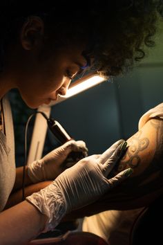 moody tattoo artist photography Tattoo Artist Video, Tattooing Photoshoot, Black Tattoo Artist Aesthetic, Tattooing Photography