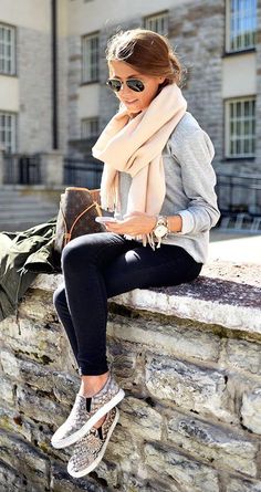 Witte Sneakers Outfit, Simple College Outfits, Uk Outfits, Abroad Outfits, Look Legging, Mode Tips, Travel London, London Outfit, Lv Bags