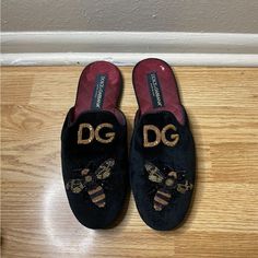 Dolce & Gabbana Shoes Slides Black Velvet Bees D&G Logo Size 9 Rare, No Box, Good Condition Designer Black Round Toe Slippers, Designer Black Slippers With Round Toe, Designer Black Slippers With Leather Sole, Shoes Dolce Gabbana, Shoes Slides, Dolce Gabbana Shoes, G Logo, Slides Shoes, Black Velvet