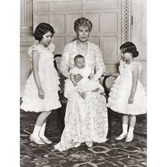 Mary Of Teck With Her Grandchildren In 1936 Princess Elizabeth Left Princess Margaret Rose Right And On Her Lap Prince Image 1 Elizabeth And Margaret, Mary Of Teck, Uk Royal Family, Margaret Rose, Queen Consort, Princess Elizabeth, Princess Margaret, Prince Edward, Queen Mary