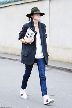 work that hat Denim Street Style, Looks Jeans, Walking Down The Street, Tomboy Chic, Look Jean, Leandra Medine, Athleisure Trend, Moda Paris, Paris Fashion Week Street Style