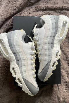 Nike 95, White Pic, Shoe Room, Trendy Shoes Sneakers, Pretty Shoes Sneakers, Kicks Shoes, Jordan Shoes Retro, All Nike Shoes, Hype Shoes