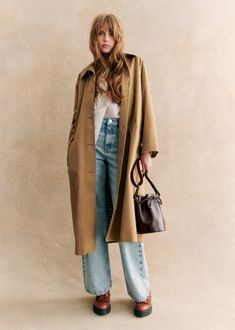 Oversize trench coat;Classic collar;Middle front button fastening;Check lining;Water-repellent material;Length from shoulder 114 cm / 44.5 in (for a 36) Light Jacket Outfit, Tomboy Shirts, Style Parisienne, Oversized Trench Coat, Jeanne Damas, Coat White, Paris Mode, Blue Ivy, Light Jeans