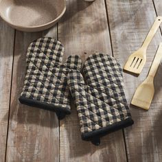 Black & Tan Oven Mitt Set Rustic Duvet Cover, Baking Gloves, Western Rugs, Silicone Oven Mitt, Vhc Brands, Essential Kitchen Tools, Primitive Style, Checkered Design, Rustic Bedding