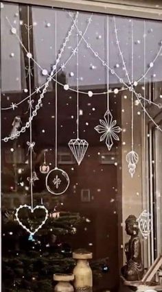 Xmas Decorations Windows, White Painted Christmas Windows, Window Christmas Art Ideas, Chalk Paint Christmas Window Ideas, December Window Art, Christmas Drawing On Glass Window, Winter Christmas Window Painting, Easy Christmas Window Display, Christmas Shop Window Painting