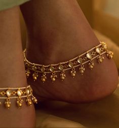 Festival Puja Anklets Ankle-length, Festive Temple Jewelry Anklets With Latkans, Festive Anklets With Latkans, Kundan Anklets With Latkans For Festivals, Bollywood Kundan Anklets For Diwali, Bollywood Style Anklets With Latkans For Diwali, Traditional Anklets For Diwali Party, Bollywood Style Tilla Anklets For Puja, Bollywood Kundan Festive Anklets