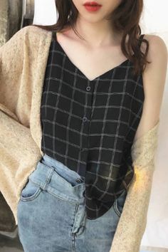 Sexy Plaid V-Neck Tank Top – Nada Outfit Land Trendy Plaid V-neck Top, Early Fall Outfits, Jeans Outfits, V Neck Tank Top, Current Fashion Trends, Outfits Winter, Plaid Fashion, Petite Outfits, Casual Fall Outfits