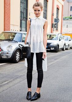 Cette blouse blanche asymétrique est toute mignonne... Celine Luggage, Looks Street Style, Looks Black, Outfit Trends, Black Loafers, Jordan 13, Daily Style, Celine Bag, Sweet Style