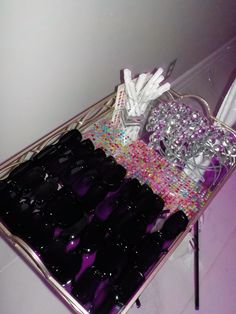 there are many items on the table to be used for party favors and decorations, such as confetti cups