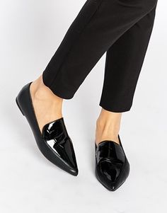 Black Slip-on Pointed Toe Flats For Casual Wear, Trendy Black Slip-on Pointed Toe Flats, Black Slip-on Oxfords With Pointed Toe, Classic Black Pointed Toe Slip-on Flats, Modern Black Slip-on Pointed Toe Flats, Penny Loafers Outfit, Loafers Outfits, Loafers Outfit