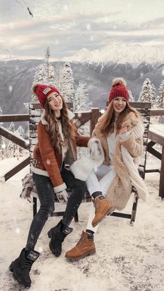 Ski Lodge Photoshoot, Family Winter Photoshoot Outfits, Family Winter Photoshoot, Winter Photoshoot Outfits, Winter Portraits Photography, Outfit Camping, Winter Wonderland Outfit