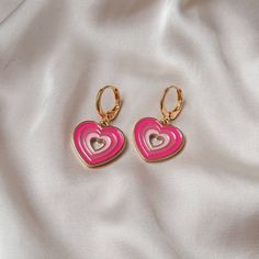 Don't miss out on these beautiful gold plated and pink retro heart drop earrings. They work with a large variety of looks and add a bit of sparkle to your outfit. Dimensions: Drop Length - 3cm Width - 2.8cm MORE jewellery pieces available on our shop! Any questions please message we are happy to help. Free postage in UK Thank you for shopping with us Heather&Bumble 📪Follow us at: Instagram: heatherandbumble Twitter: Heather_Bumble Pintrest: Heather & Bumble Pink & Gold Retro Heart Drop Earrings -  70's Style Earrings, Vintage Style, Hanging Jewellery,Accessories,Pink Jewellery,Gold Earrings Pink Jewellery, Schmuck Gold, Retro Heart, Accessories Pink, Best Friend Necklaces, Pink Retro, Hanging Jewelry, Gold Jewelry Earrings, Friendship Necklaces