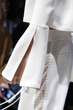 Beige Outfit, Clothing Details, Derek Lam, Looks Style, Mode Inspiration, White Fashion, Sleeve Detail, Fashion Details