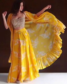 भारतीय दुल्हन संबंधी, Orang India, Ceremony Outfit, Haldi Ceremony Outfit, डिजाइनर कपड़े, Haldi Dress, Haldi Outfits, Function Dresses, Mehendi Outfits