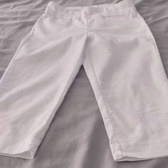 New Women's Capris. Laundered But Not Worn. White Size 4p Stretch. White Capris With Pockets For Work, White Stretch Capris For Work, White Cotton Capris For Work, White Stretch Cotton Capris, White Fitted Capri Length Bottoms, Casual White High-waisted Capris, Cheap Cotton Pull-on Style Capris, White Fitted Capri-length Bottoms, White Ankle-length Capris With Pockets