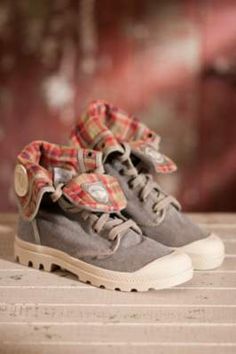 Women's Baggy Canvas Stonewashed Boots By Overland Sheepskin Co, http://www.overland.com/Products/Footwear-4000/BootsShoesSandals-4001/WomensShoesSandals-439/WomensBaggyCanvasStonewashedBoots/PID-50606.aspx Baggy Boots, Ranch Boots, Hippie Shoes, Palladium Boots, What Should I Wear, Canvas Boots, Chic Shoes, Comfortable Boots