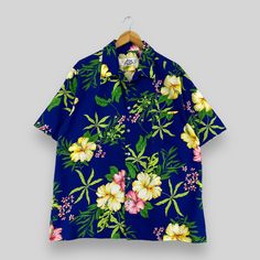 REMINDER: THIS IS USED CLOTHING PLEASE DO NOT EXPECTED IT LIKE TO BE NEW OR IN PRISTINE CONDITION Feel free to contact me for any question. I'll assist you with my pleasure. Vintage 90's HILO HATTIES Hibiscus Floral Shirt Xlarge Hawaiian Aloha Tropical Beach Flower Sunwear Beach Party Shirt Buttondown Size XL *All measurements are taken with the garment flat on the ground. SIZE ON TAG :- Size XXL but fits like Size XL ACTUAL SIZE MEASUREMENT :- ARM PIT TO ARM PIT :- 25.5" inches BACK COLLAR TO H Denim Biker Jacket, Cold Weather Jackets, Beach Flowers, Polyester Shirt, Rayon Shirt, Tropical Shirts, Vintage Hawaiian, Aloha Shirt, Pattern Sweater