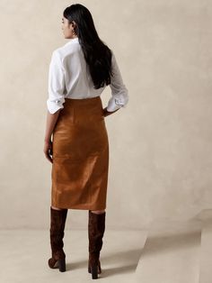 Deina Leather Midi Skirt | Banana Republic Midi Skirt With Boots, Knee Length Skirts Outfits, Suede Skirt Outfit, Linen Style Fashion, Suede Outfit, Leather Skirt Outfit, Utilitarian Style, Classic Office, Office Outfits Women