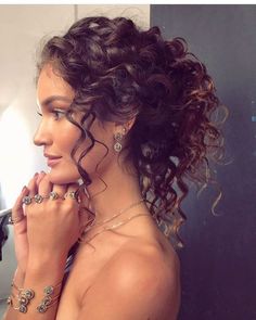 Natural Hair Updo Wedding, Curly Bridal Hair, Curly Hair Up, Curly Wedding Hair, Curly Hair Updo, Quince Hairstyles, Hair With Bangs, Natural Curls Hairstyles, Hairdos For Curly Hair